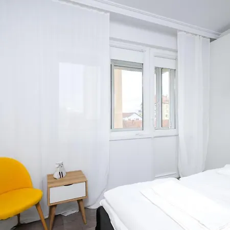 Апартамент Modern 2bd Flat In Heart Of With Workspace & Ac By Flat Mаnager *